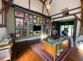 Entertainment Packed 3BDR Barn at Stevenage