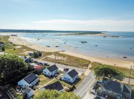 Across from Mayo Beach walk to downtown，位于韦尔弗利特的酒店