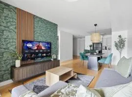 Tropical Designer King Suite - Sleeps 5 - Parking