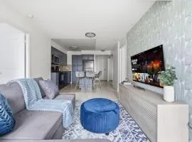 Designer 2BR - King Suite - Rare 2 Parking - YYZ