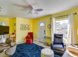 1 Mi to Bizz Johnson Trail! Walkable Apt with Perks, hotel v destinaci Susanville