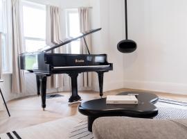 County Cove - Newly Renovated Century Home, ξενοδοχείο σε YTR