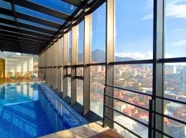 Zona T Stay with 2 Queen Beds Sauna Pool & Gym