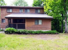 Modern 4BR Lake Escape with Patio & BBQ Area, hotel v destinaci Kawartha Lakes