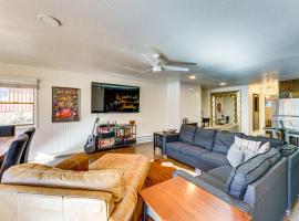 Walk to Ski Slopes! Red River Condo with Fireplace، فندق في ريد ريفر