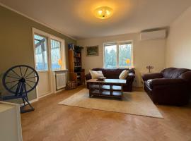 Cosy comfy house in the countryside, hotel en Borgvattnet