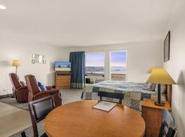 Oceanfront Condo - Beach Access - King Bed & Full Kitchen - Pool and Hot Tub, hotel in Lincoln City
