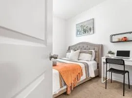 Modern Room Nested In The Heart Of Orange County