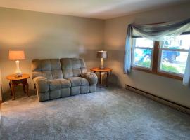 2 bedroom home in a quiet neighborhood, hôtel à Plattsburgh