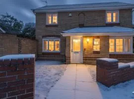 Modern & comfy 4 bedrooms Corby house free parking