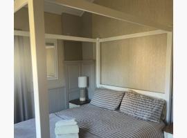 The Annex Apartment is on Cheddar Bridge Apartments, hotel in Cheddar