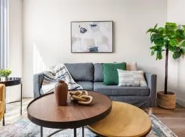 5 Star 1BR Apartment w/ Free Parking & Fast WiFi