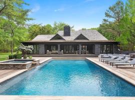 Wainscott Woods by Rove - Luxe 5BR Estate with Pool，位于萨格港的酒店