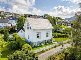 Lundenhuset 1917 - in the heart of Ulsteinvik