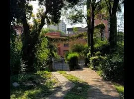 Habitación para 4 en el centro de Asunción con piscina e inmenso jardín
