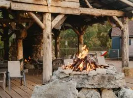 Stonegate Lodge 2 Queen Beds WIFI Roku TV Salt Water Pool Room #106