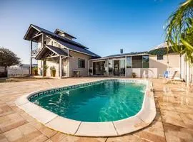 Casa com Piscina, 4 quartos, a 12km da Praia do Rosa e a 4km da Barra da Ibiraquera