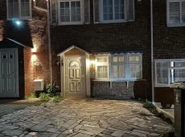 Spacious 5-Bed House in Chigwell - Grange Hill