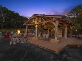 Stonegate Lodge King Bed, WIFI, 50in Roku TV, Salt Water Pool Room #107