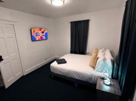 Bachi - Private Room 1 with Parking, Desk & Fast WiFi near Yale, Quinnipiac, SCSU & Hospitals, hotel in Hamden