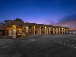 Stonegate Lodge King Bed, WIFI, 50in Roku TV, Salt Water Pool Room #108