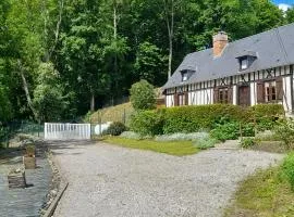 Maison individuelle près d'une rivière et d'un bois