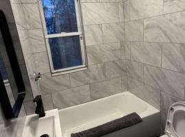 Bachi - Private Room 2 with Parking, Desk & Fast WiFi near Yale, Quinnipiac, SCSU & Hospitals, hotel in Hamden