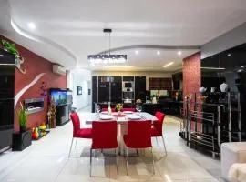 Modern, stylish & comfortable 3 bedroom apartment with jacuzzi, aquarium and large private yard with barbeque