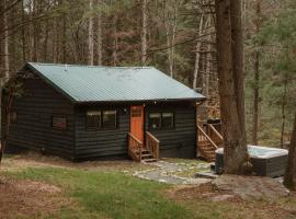 Creekside Modern Cabin Sauna Hot Tub Niksen Den, ξενοδοχείο σε Fosterdale