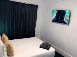 Bachi - Private Room 3 with Parking, Desk & Fast WiFi near Yale, Quinnipiac, SCSU & Hospitals, hotel in Hamden