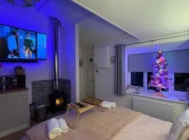 Robyns Retreat - Snowy Cottage Getaway