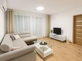 Modern Smart Apartment, Garage & City View