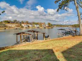 Private Pool and Slip Luxury Lake Hamilton Home!, хотел в Rockwell