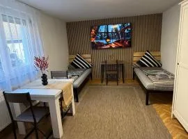 ARCOS Apartment - Geräumige 3-Zimmer-Wohnung mit 8 Einzelbetten - Perfekt für Familien, Gruppen oder Monteure