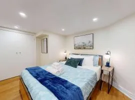Stylish Basement Suite for 4 Near Cafes & Parks - Bloor Hotel