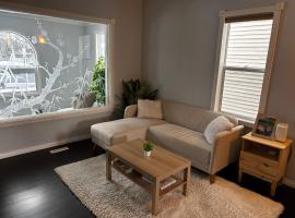 Character Home near Downtown and 17th Avenue, habitaci&oacute;n en casa particular en Calgary