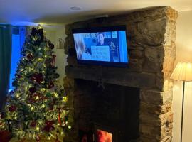 Gwens House - Holiday Cottage With Hot Tub, hotel in Brynsiencyn