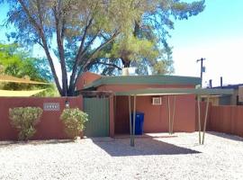 Cute Bungalow 1 Mile from U of A, hotel in Tucson