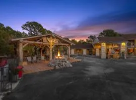 Stonegate Lodge King Bed, WIFI, 50in Roku TV, Salt Water Pool Room #110