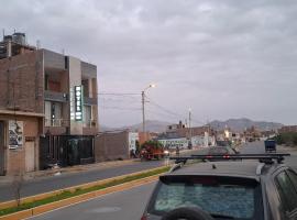 Hotel Nueva Vista Huarmey，位于瓦尔梅的带热水浴缸的酒店