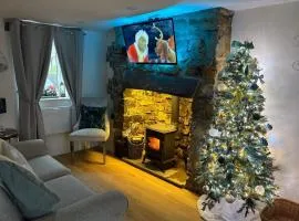 Pauls Place - Festive Cottage with Hot Tub