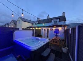 Pauls Place - Festive Cottage with Hot Tub, hotel com banheiras de hidromassagem em Brynsiencyn
