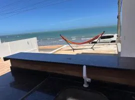 Suite2 com ar condicionado e a Beira mar , cozinha compartilhada e completa Micro ondas air fryer forno elétrico fogão Geladeira freezer gelagua e cafeteria elétrica Tudo para vc se sentir em casa além de um Deck com churrasqueira vista mar