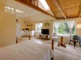 Pacific View Cottage - 100 High with Ocean Views, hotel v destinaci Langlois