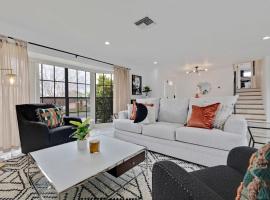 Pool Outdoor Dining Near Beach โรงแรมในAnona