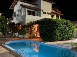 Casa top com 2 suítes e 1 Quarto, ar condicionado a 100 m da Praia - Barra de São Miguel, 7 minutos do gunga e 3 da praia bonita e conchas ! Área gourmet e churrasqueira! condomínio com muito verde e piscina de 10m!