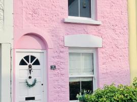 Pretty in Pink - delightful, cosy chichester house, hotel in Chichester