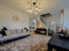 Beautiful Large 3 Bed 2 Bath Flat, Free Parking