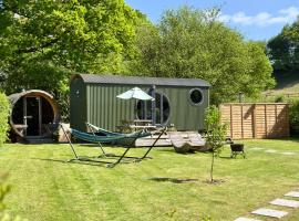 The Shepherd's Hut at Hidden Wood Glamping, hotel in Corsley