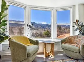 Peak View Guesthouse - Walk to Garden of the Gods - Hot Tub - Epic Views!